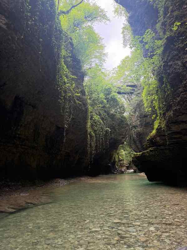 Martvili-Canyon bei Kutaissi mit türkisem Wasser