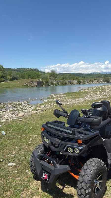 Quad am Flussufer in Georgien