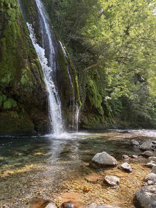 Wasserfall in einer grünen Schlucht in Georgien