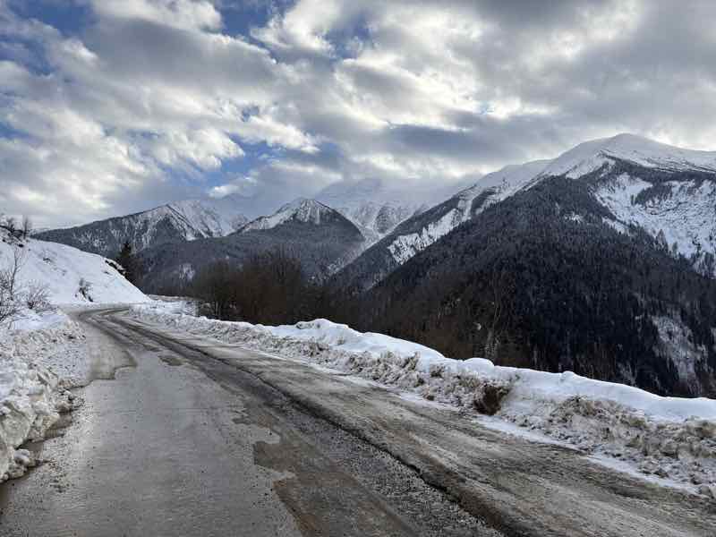 Verschneite Bergstraße im Kaukasus