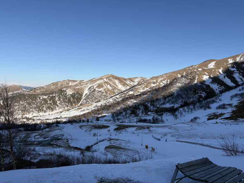 Panorama eines Skigebiets in Georgien